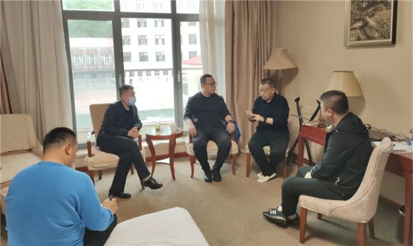 山東科技大學(xué)實(shí)用礦山壓力研究中心主任石永奎教授、郝建博士應邀赴龍煤雙鴨山礦業(yè)集團進(jìn)行技術(shù)交流